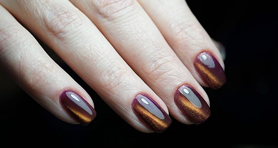 Tiger Eye Géllakk: A ragyogás és az elegancia találkozása